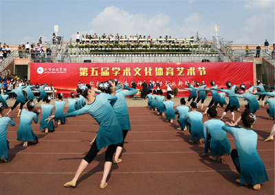 青春點(diǎn)燃?jí)粝?曲靖師院第五屆學(xué)術(shù)文化體育藝術(shù)節(jié)開(kāi)幕