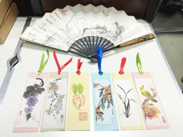 自制文藝山水畫(huà)書(shū)簽 送給居民傳遞傳統(tǒng)文化(圖)_網(wǎng)易新聞中心