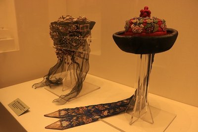 在宮廷遺址上建立的沈陽故宮博物院是著名的古代宮廷藝術(shù)博物館,藏品中包含十分豐富的宮廷藝術(shù)品